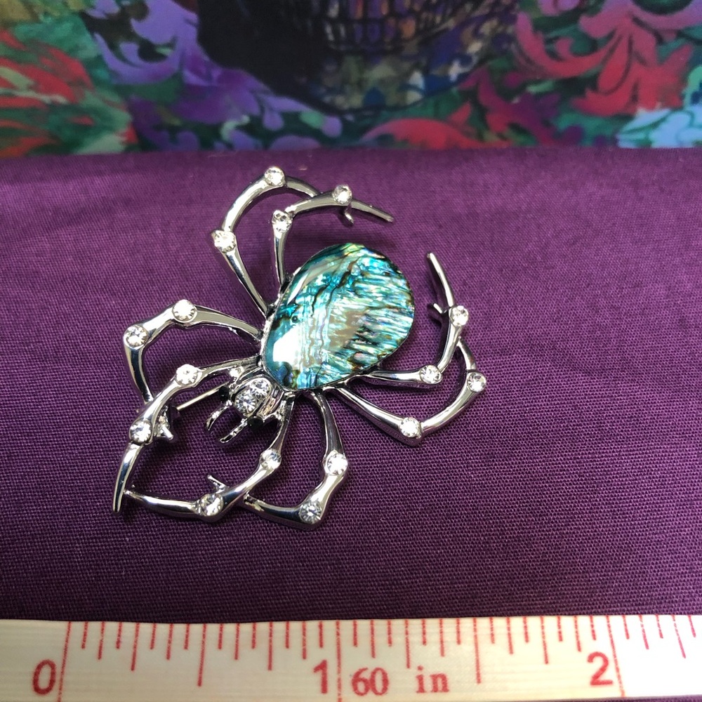 Spider pin